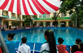 Bể bơi trường học
